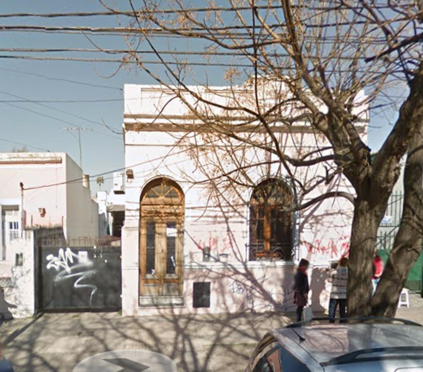 Casa antigua para refaccionar en Moreno centro sobre Lote de 9x40.