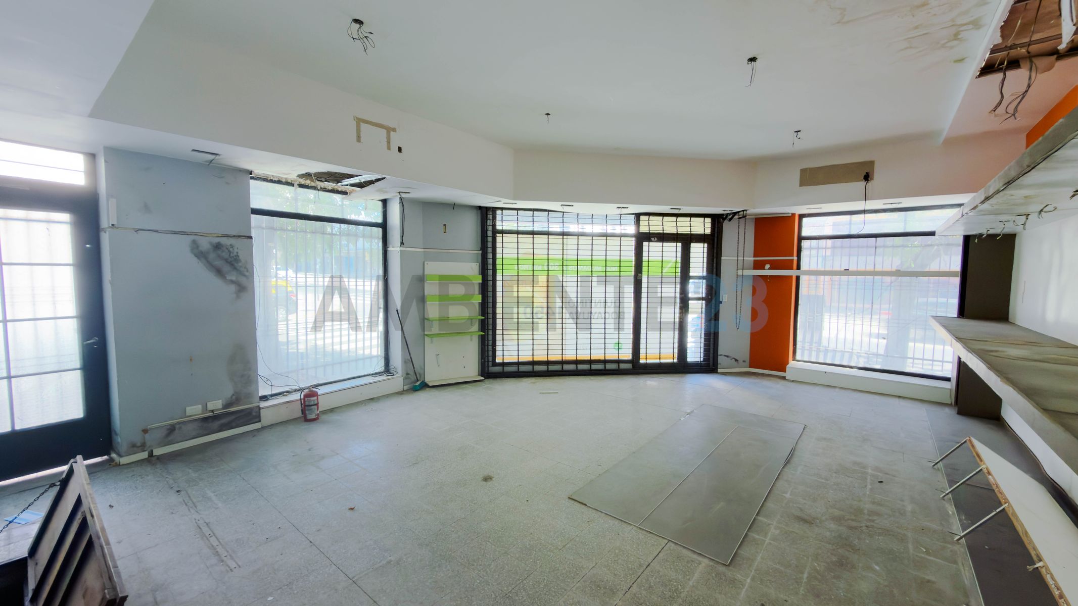 Av. La Plata 1300 - Local con vivienda u oficina a refaccionar -LímiteParque Chacabuco y Boedo