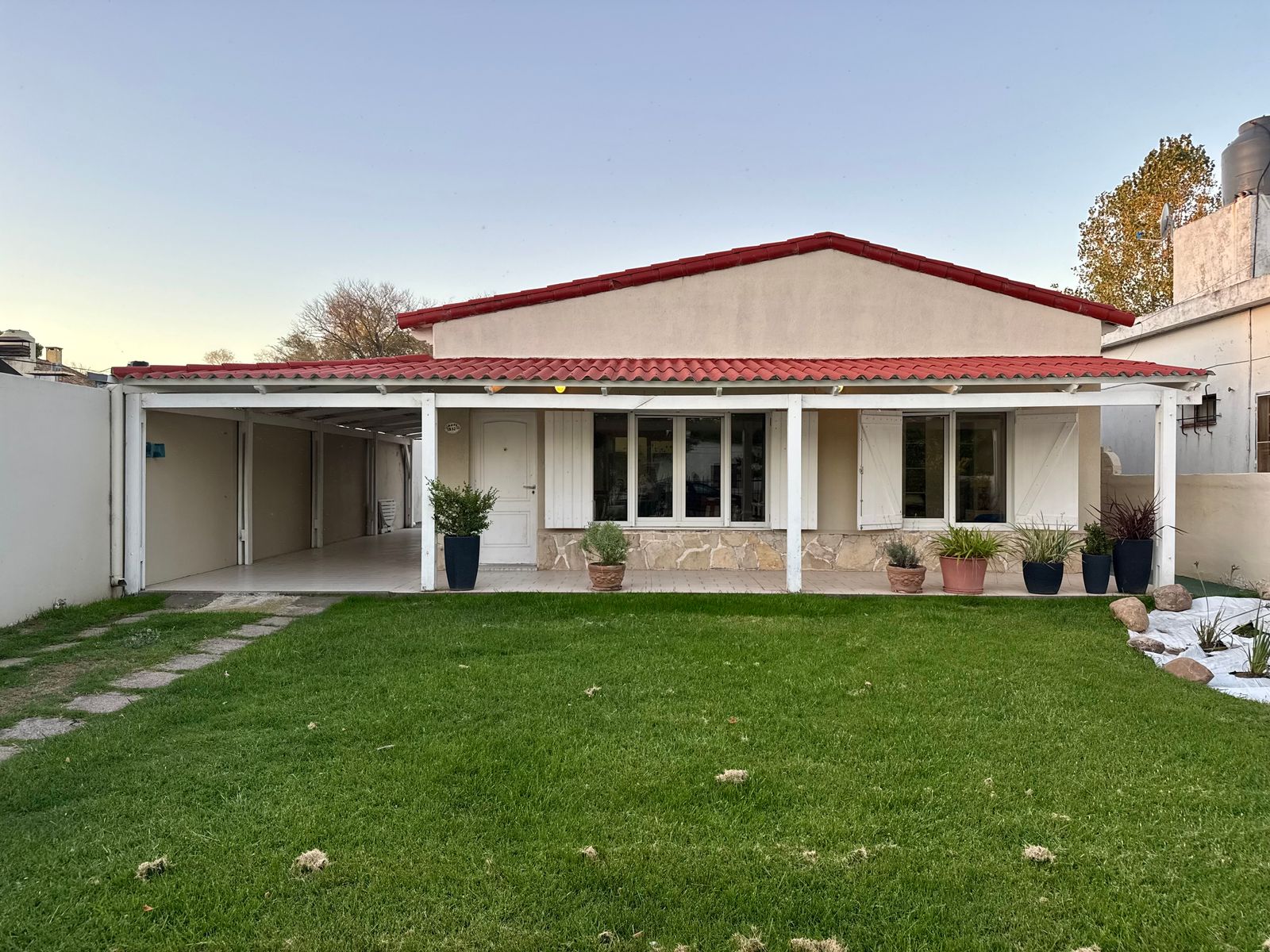 CASA 3 DORMITORIOS AMPLIO TERRENO SECTOR ESTE