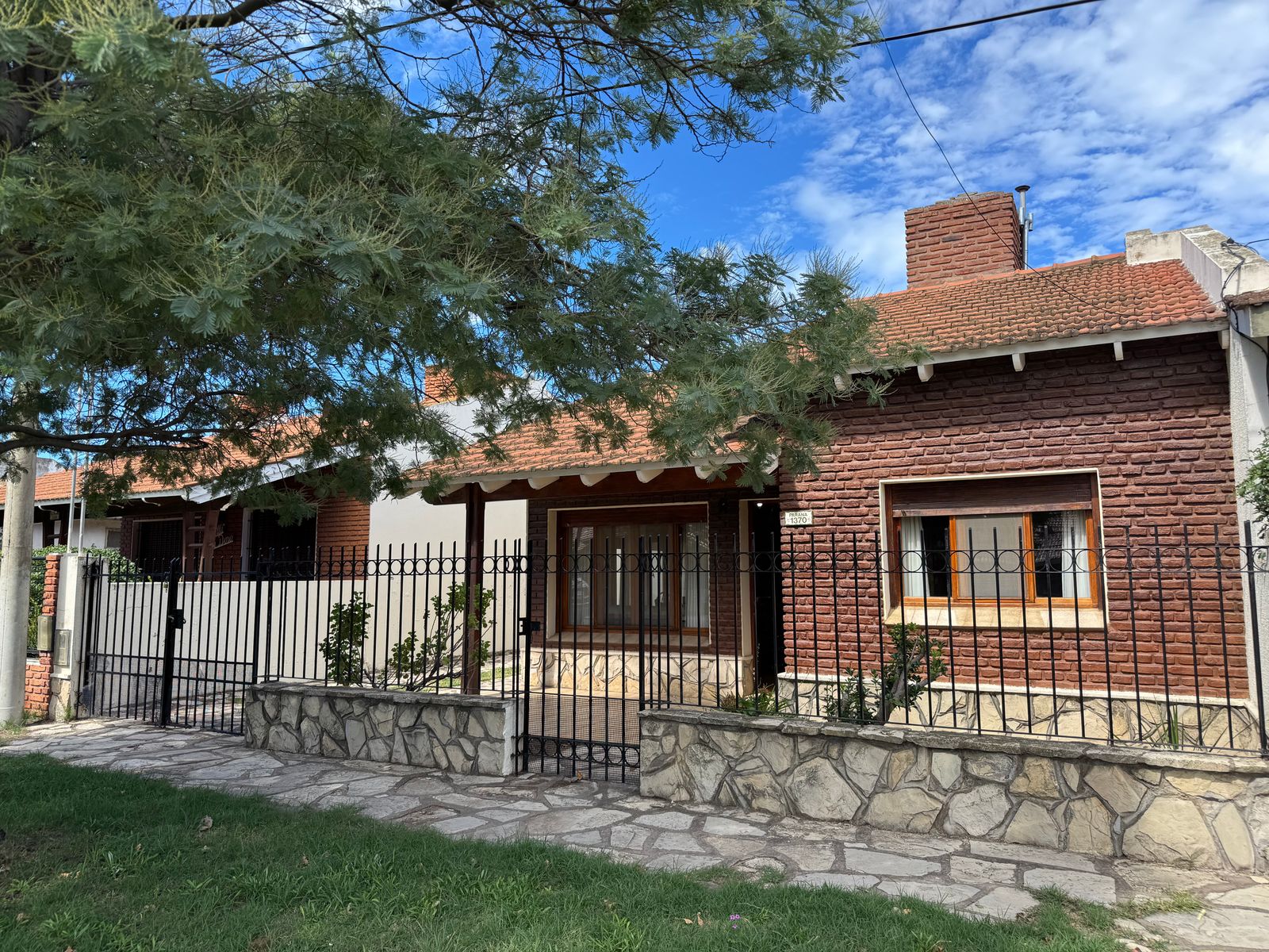 CASA 2 DORMITORIOS, PATIO Y PARRILLA MUY BUENA UBICACIÓN