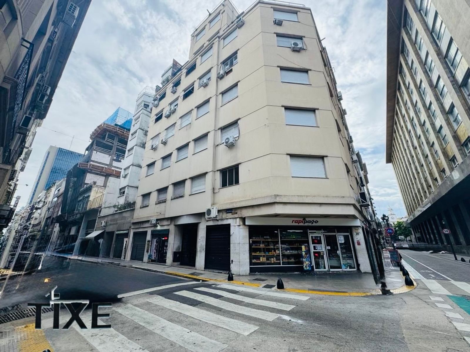 Chacabuco esquina Alsina. Oficina en 1° piso de 85 m2 al frente.