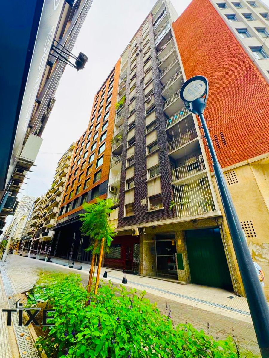 25 Mayo y Av. Córdoba. 2 Amb. 50 m2. Impecable. C/fte. Balcón. Luz.