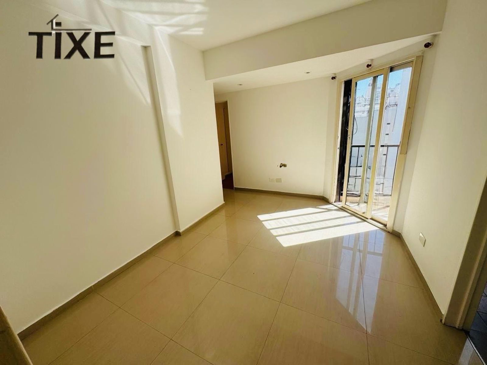 Jean Jaures y San Luis. 2 Amb. Piso alto, luz, balcón. Impecable.