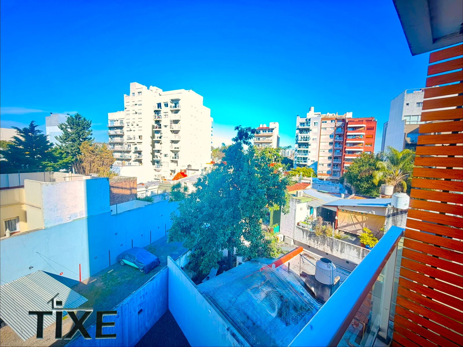 Nogoyá y Artigas. Gran Ambiente con Balcón contrafrente. Vistas abiertas. Cochera. Amenities.