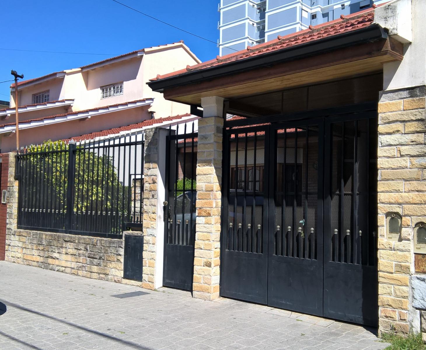 Excelente casa Sobre Lote de 8.66 x 50 mts. 150 m2 cubiertos