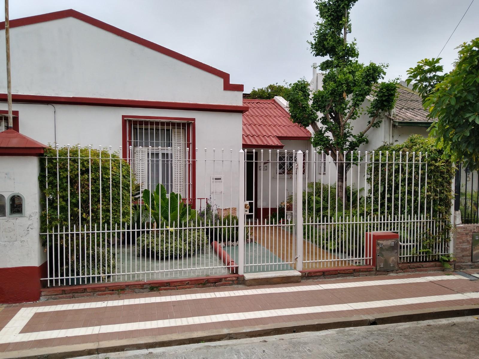 CASA de 3 ambientes CON JARDIN