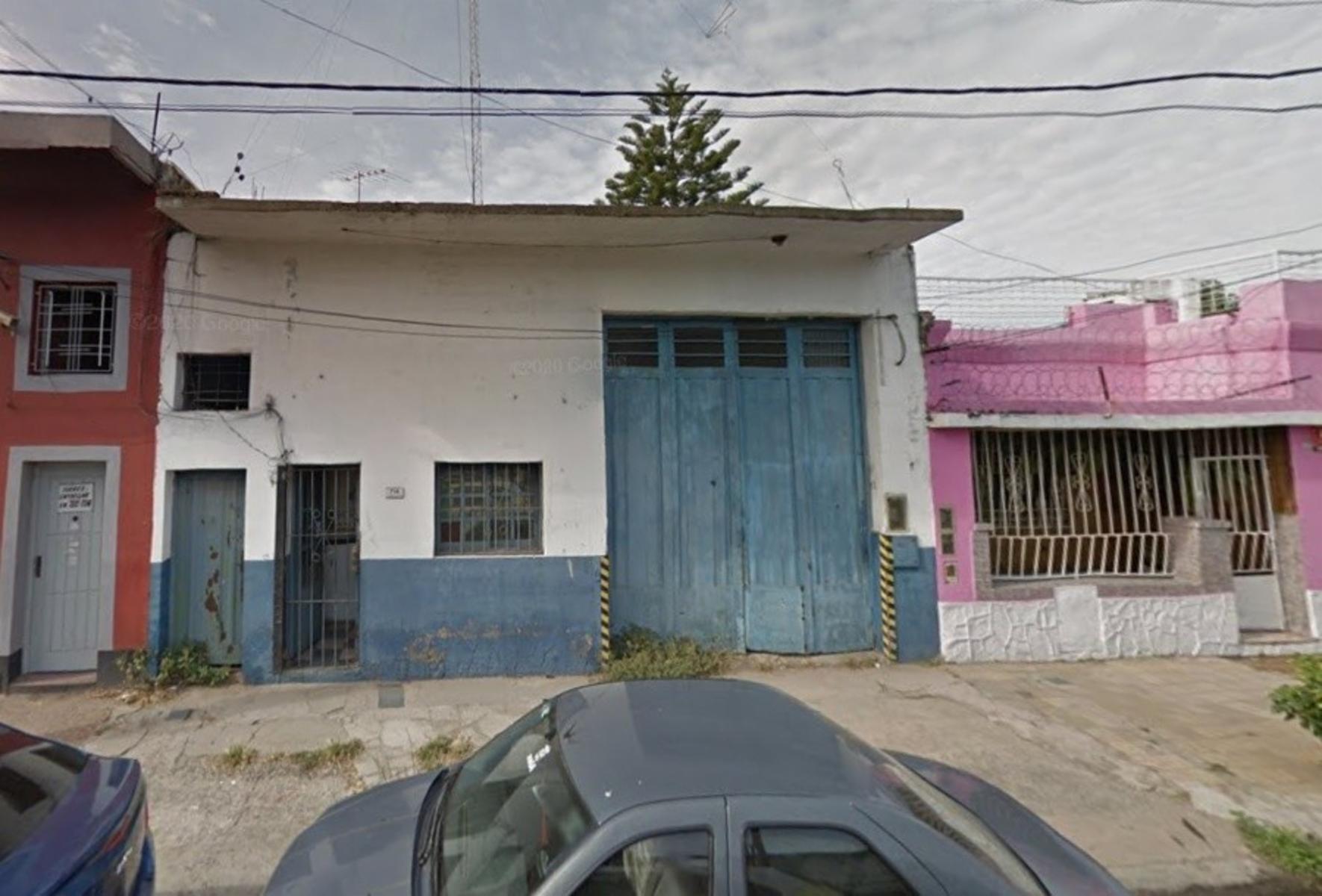 Galpon de 225Mts2 doble altura, techo de loza, porton para ingreso de camiones