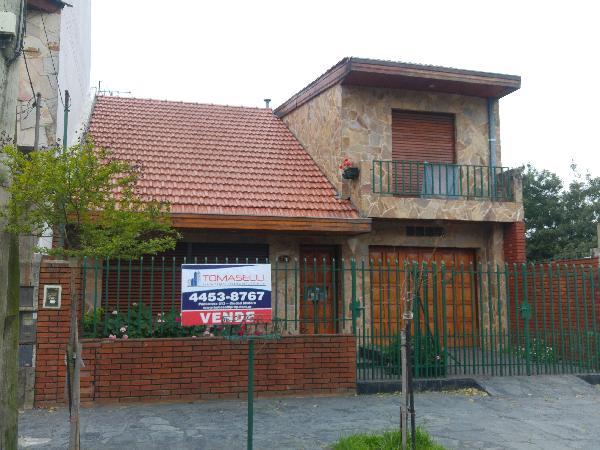 VENTA - VILLA MADERO - CASA 5 AMBIENTES CON GARAJE EN DOS PLANTAS - JARDÍN AL FRENTE - CALEFACCION CENTRAL .-
