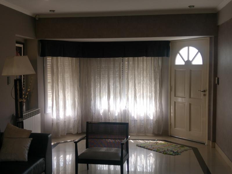 VENTA - TAPIALES - EXCELENTE CASA 7 AMBIENTES - DETALLES DE CATEGORIA -  PISCINA - PLAYRROM - QUINCHO -- GARAJE - PARQUE - SE TOMA DEPTO. EN PARTE DE PAGO - FINANCIACION - APTO CREDITO BANCARIO