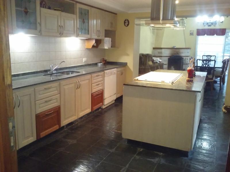 VENTA - VILLA E. MADERO - CASA DE 5 AMBIENTES - GARAJE PASANTE - QUINCHO - PARRILA - ASADOR CRIOLLO - HORNO DE BARRO - PISCINA -  CONSTRUIDA EN DOS PLANTAS SOBRE LOTE DE 8 X 51 APROX