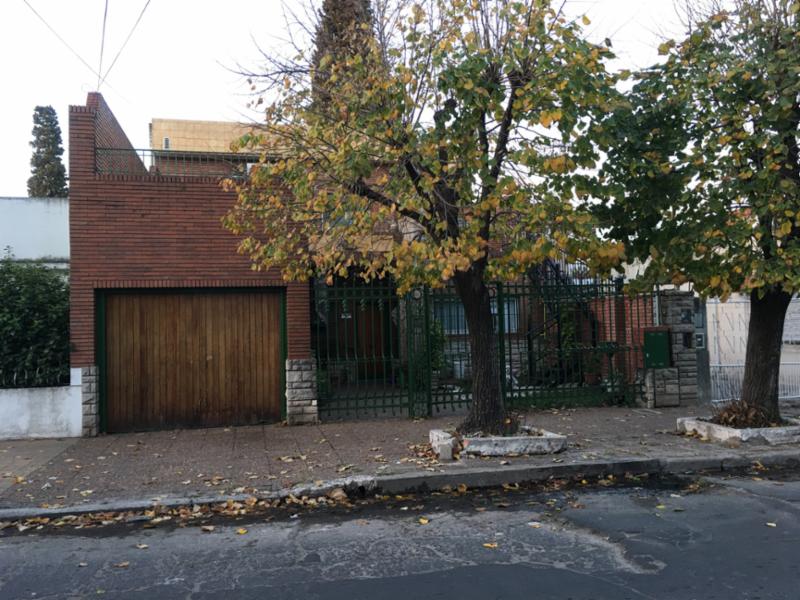 VENTA  - VILLA MADERO - CASA MULTIFAMILIAR - CONSTRUIDA SOBRE LOTE 10 x 63 APROX. - SALIDA A DOS CALLES - PISCINA - 