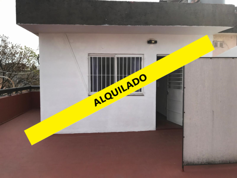 ALQUILER - DEPARTAMENTO 1 AMBIENTE CON PATIO - 2 PISO POR ESCALERA - SIN EXPENSAS - SOBRE AVDA. CROVARA
