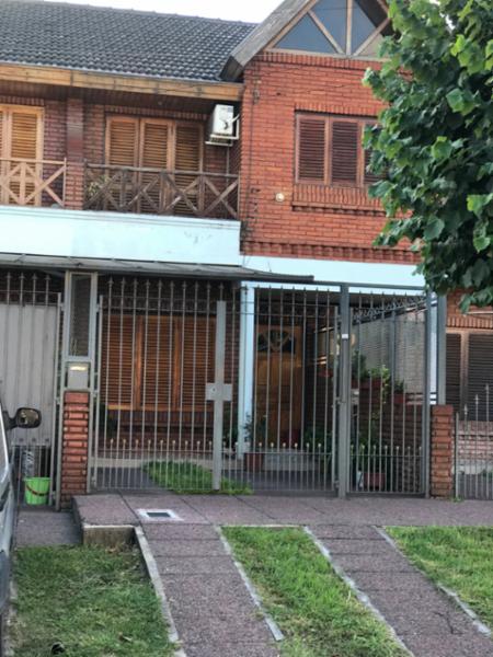 VENTA - TAPIALES - EXCELENTE DUPLEX 4 AMBIENTES CON GARAJE  AL FRENTE