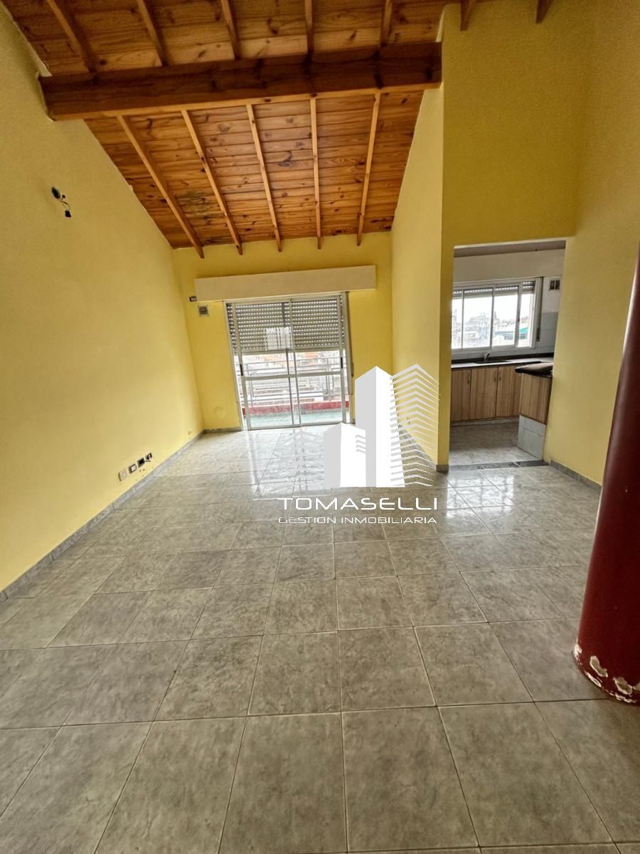 ALQUILER - DEPARTAMENTO 2 AMBIENTES - AL FRENTE CON BALCÓN Y PATIO
