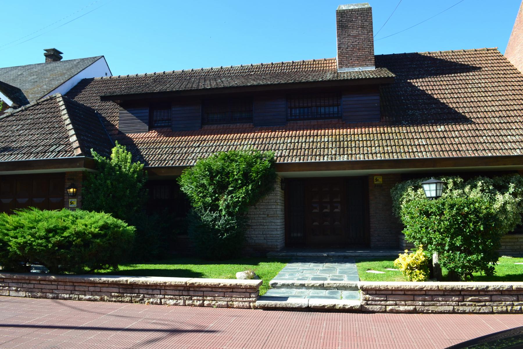 EXCELENTE RESIDENCIA 5 AMB S/LOTE DE 750 M2. DE VÍAS A LIBERTADOR