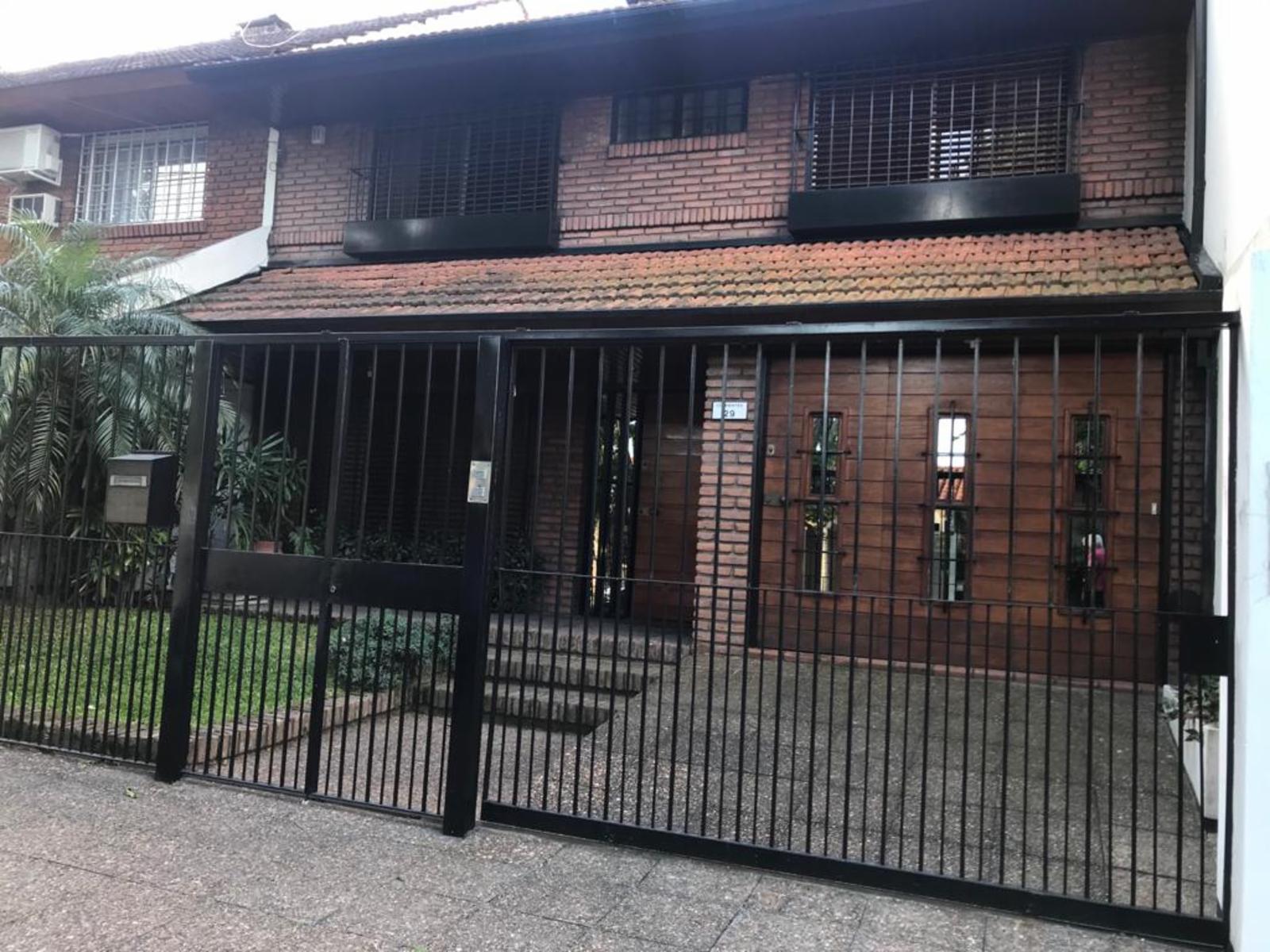 Casa 5amb muy bien ubicada c/ garage cubierto