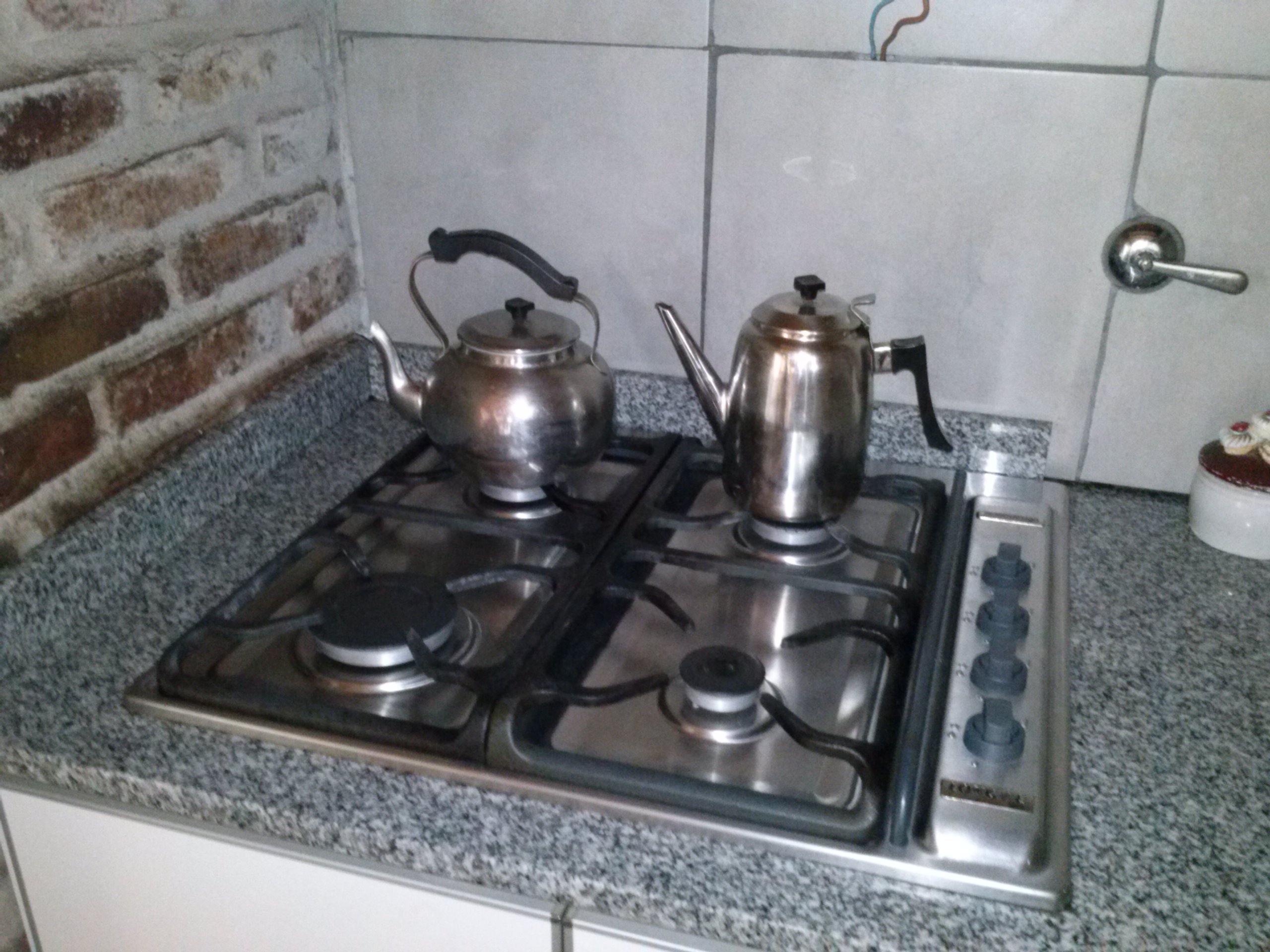 Casa CENTRICA de 2 Dormitorios, en buen estado. Garage para 2 vehículos - Quincho - 