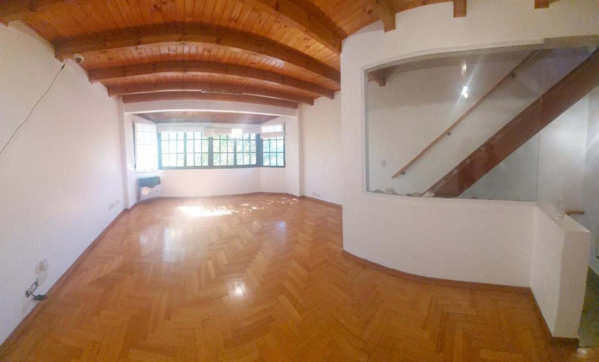 VENTA: EXCELENTE CASA 5 AMB. C/ PISCINA Y GARAGE