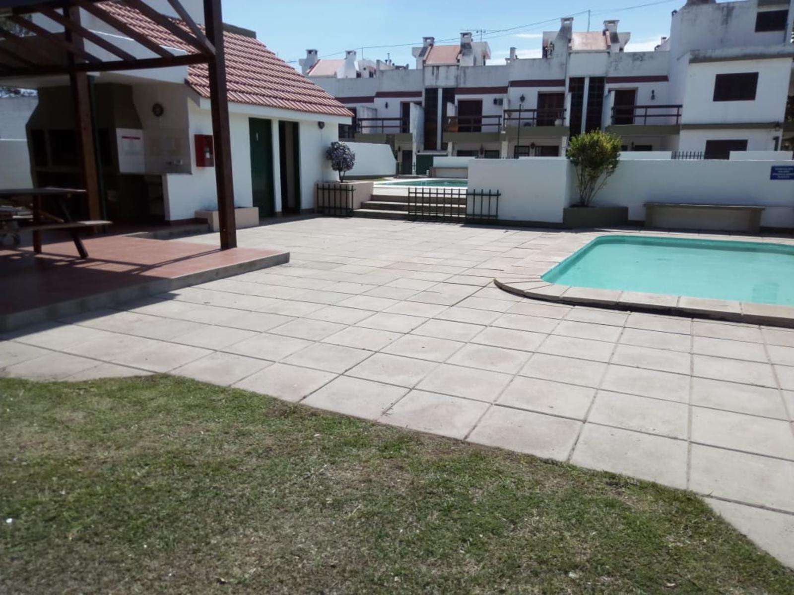 Hermoso dúplex en complejo, sobre costanera. Barrio Santa Rita del Lago