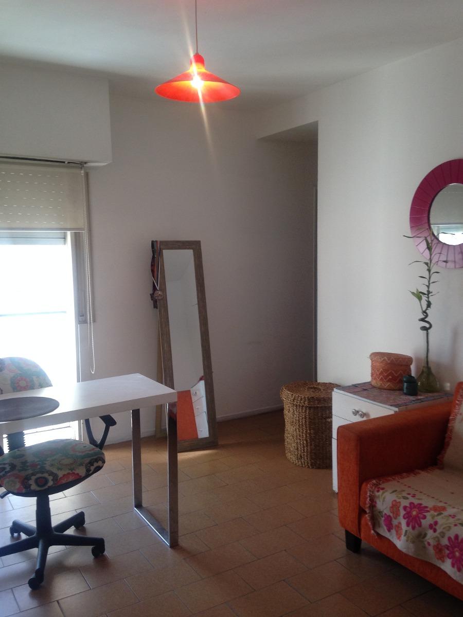 Departamento 2 ambientes lateral con  balcón francés ,lavadero incorporado.