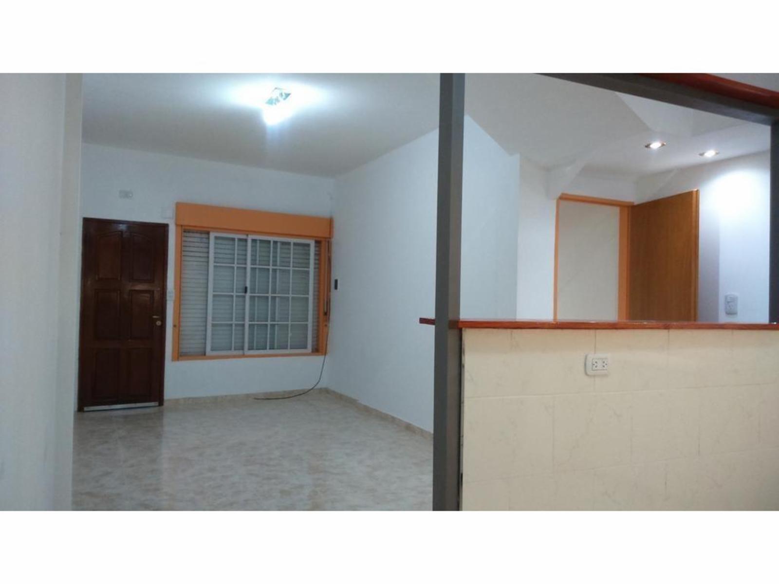 Departamento Tipo Casa entrada indep. Venta 1 AMB Dividido en 2 con patio RECICLADO A NUEVO