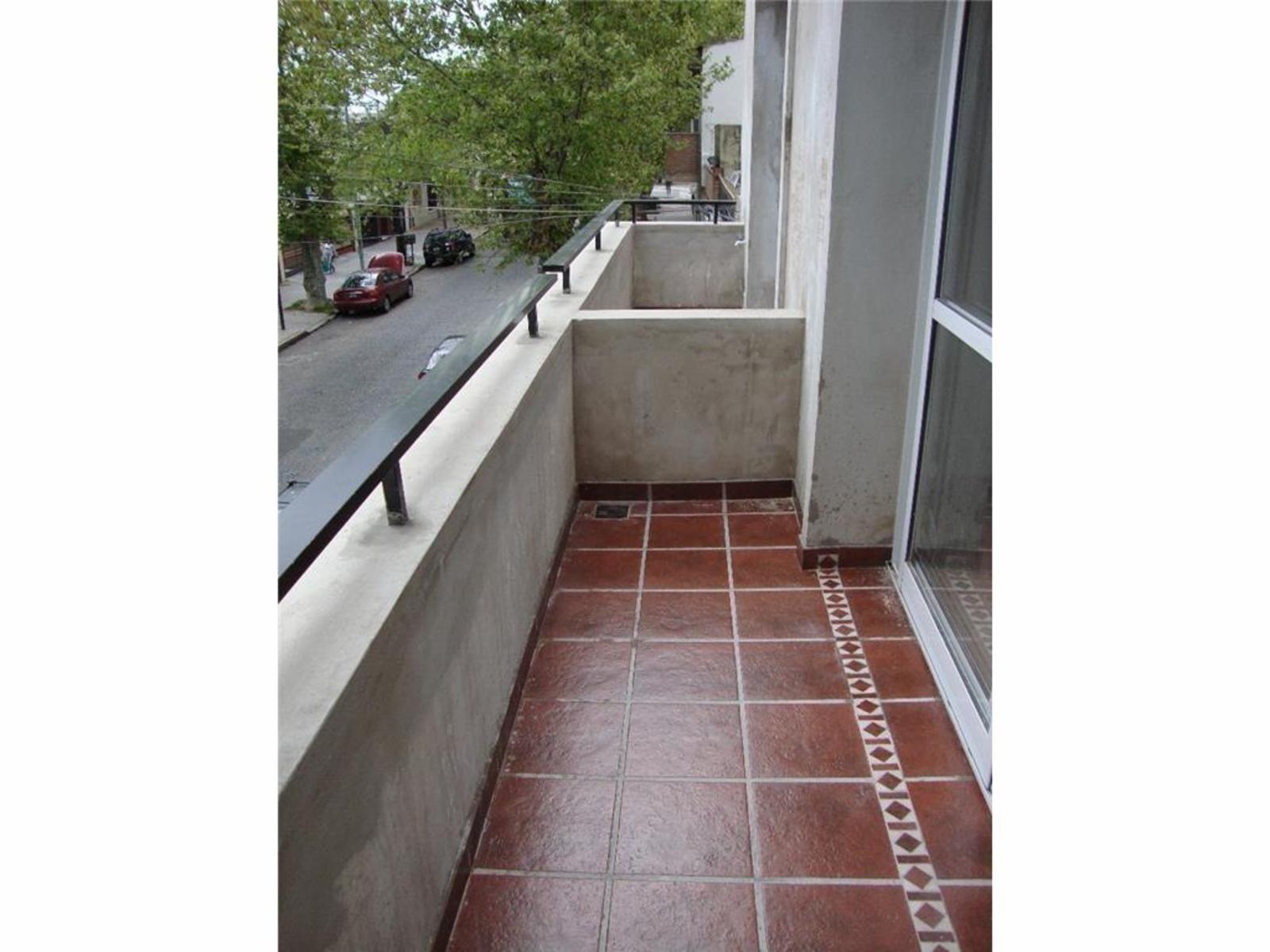 DUPLEX Grande 3 ambientes con Patio Terraza amplio Y balcón al Frente 8años antigüedad - Muy bueno