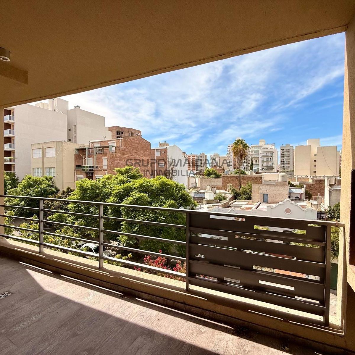 Piso con cochera cubierta en VENTA - A metros de Av. Alem