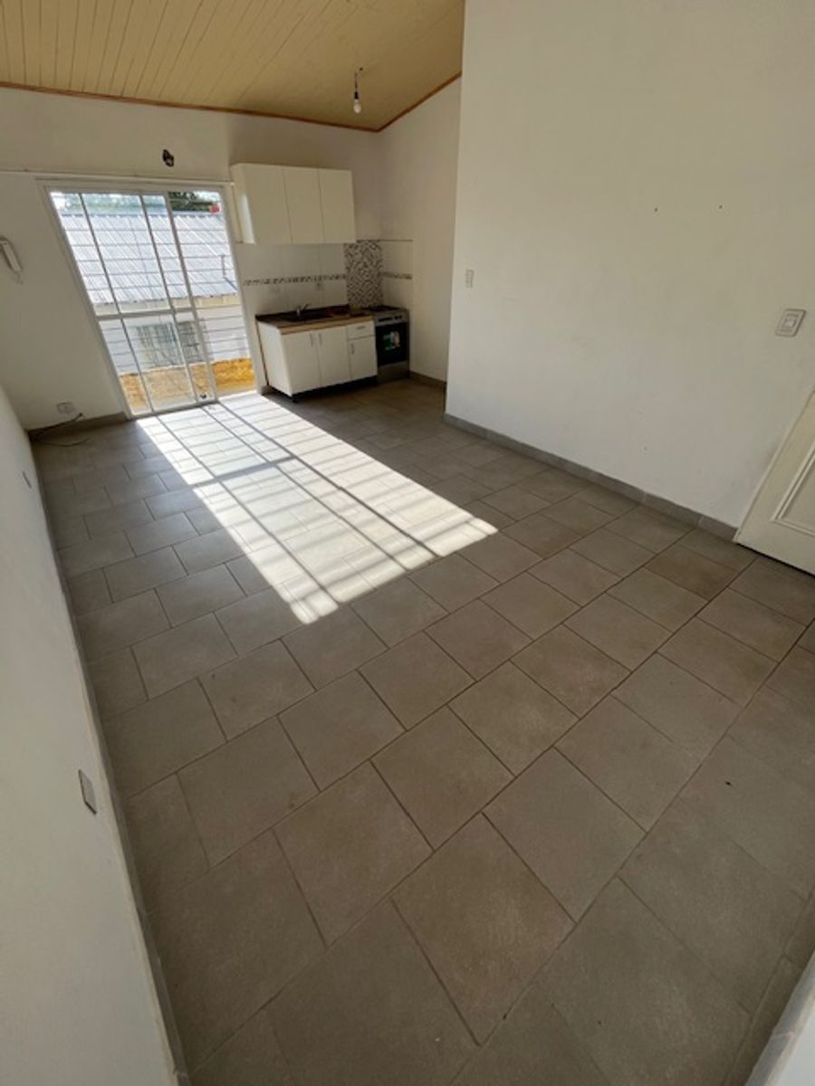 DEPARTAMENTO DE 2 AMBIENTES EN 2DO PISO CON DOBLE BALCON - SANTOS LUGARES