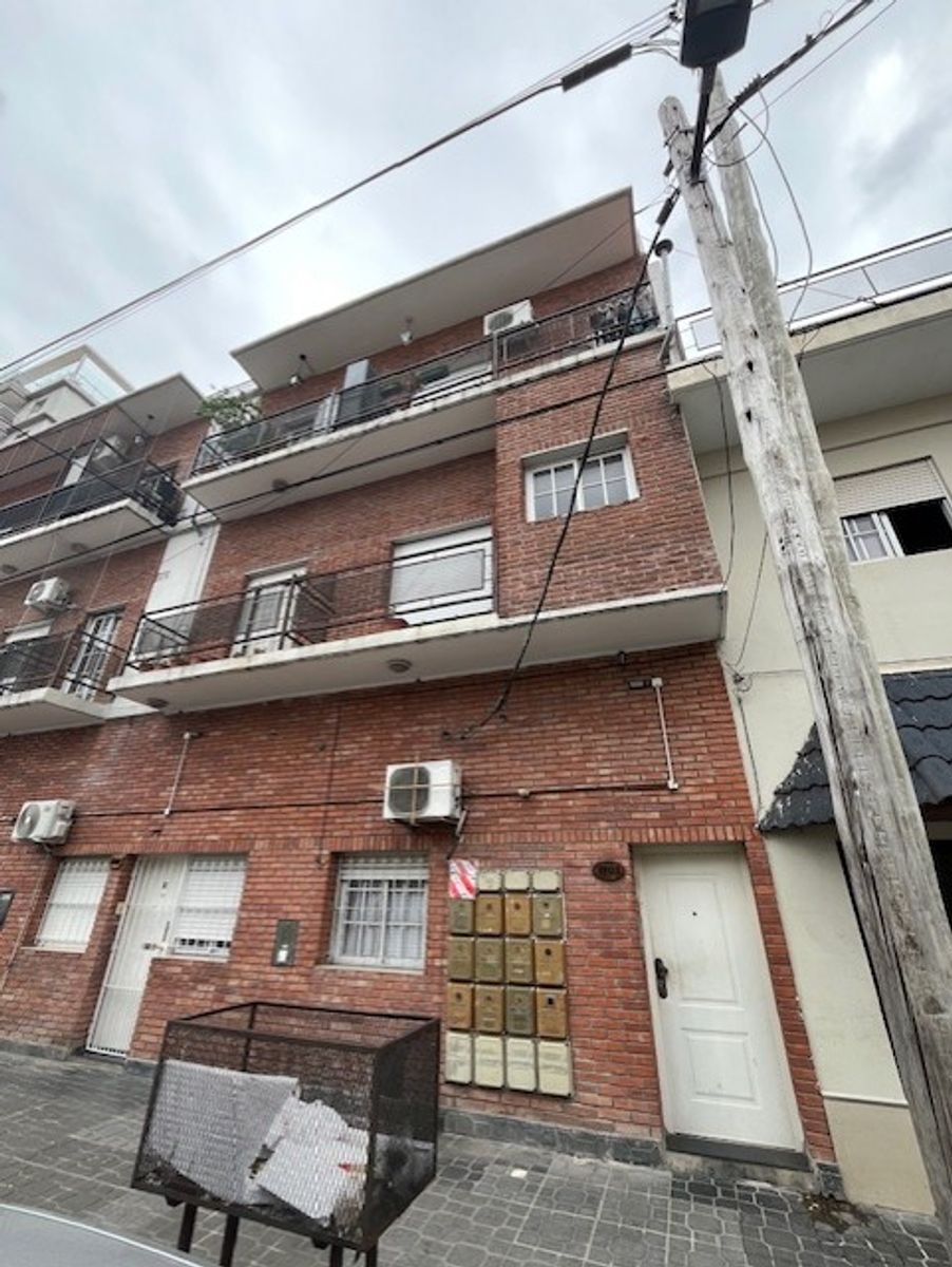 DEPARTAMENTO 2 AMBIENTES CON DOBLE BALCON EN 2DO PISO - SANTOS LUGARES