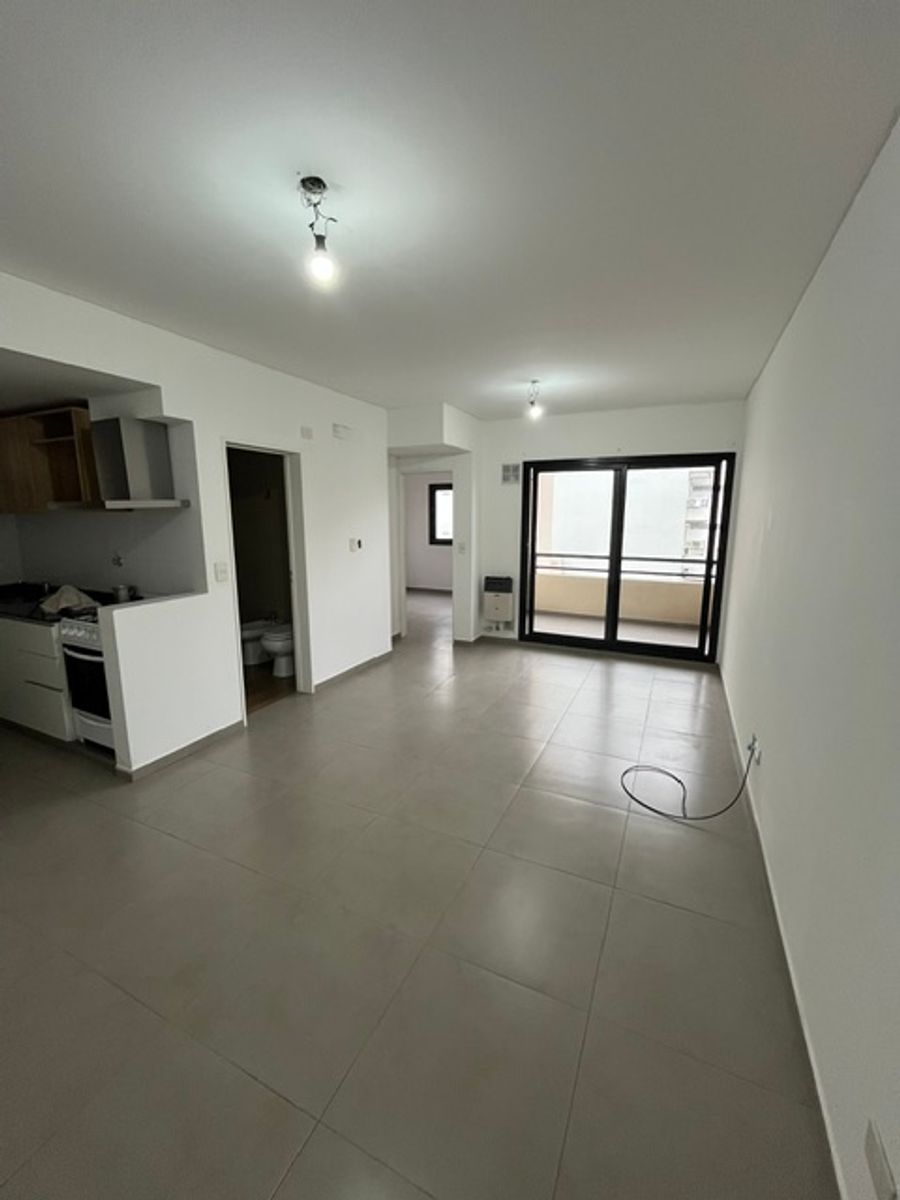 DEPARTAMENTO 2 AMBIENTES CON BALCON CONTRA FRENTE - SAENZ PEÑA