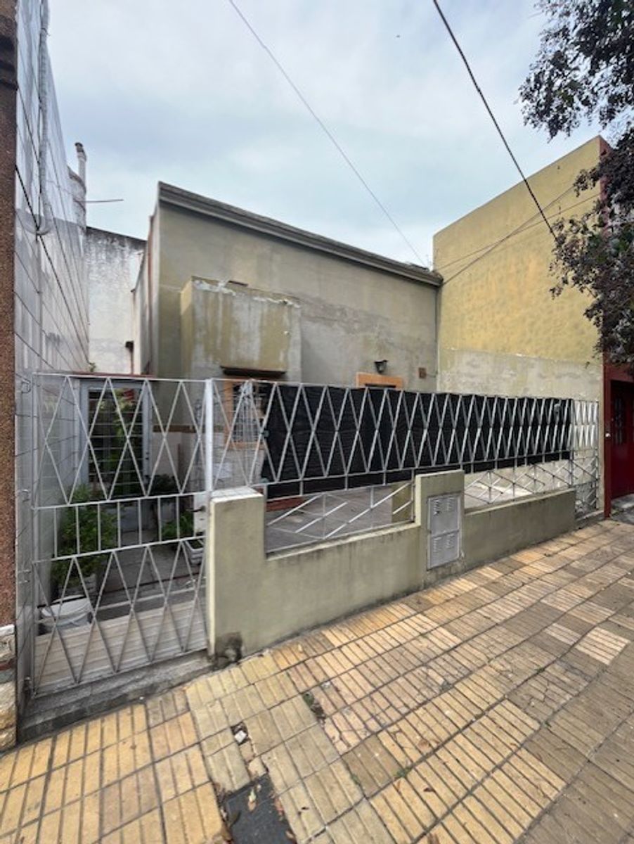 DEPARTAMENTO TIPO PH 2 AMBIENTES CON JARDIN AL FRENTE - SANTOS LUGARES