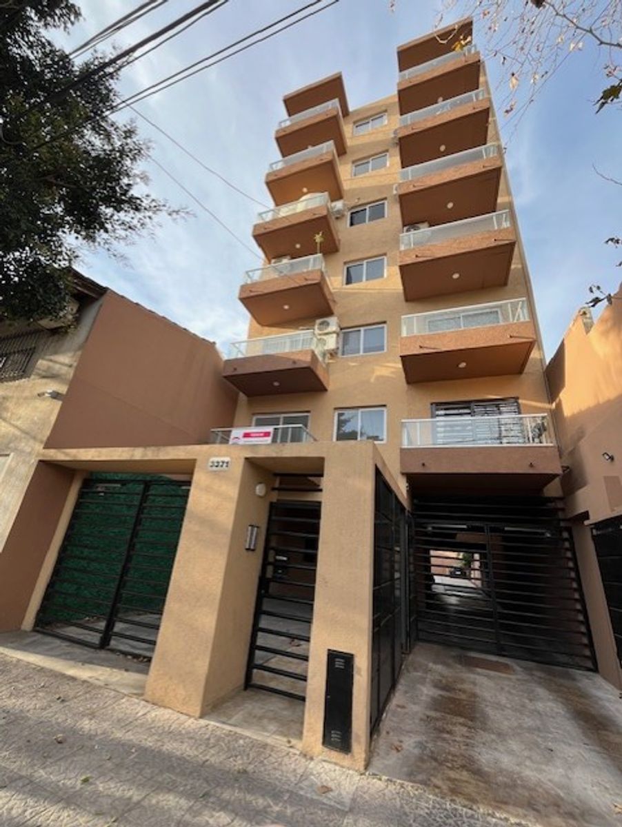 DEPARTAMENTO 2 AMBIENTES CON BALCON y COCHERA CUBIERTA- SAENZ PEÑA