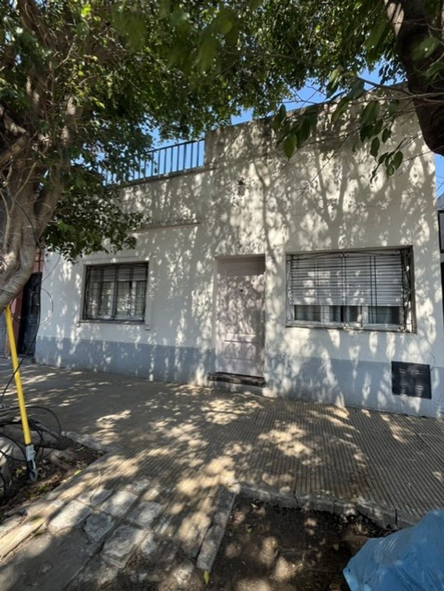 PH 3 AMBIENTES AL FRENTE CON PATIO CUBIERTO , y TERRAZA CON CUARTO - SANTOS LUGARES