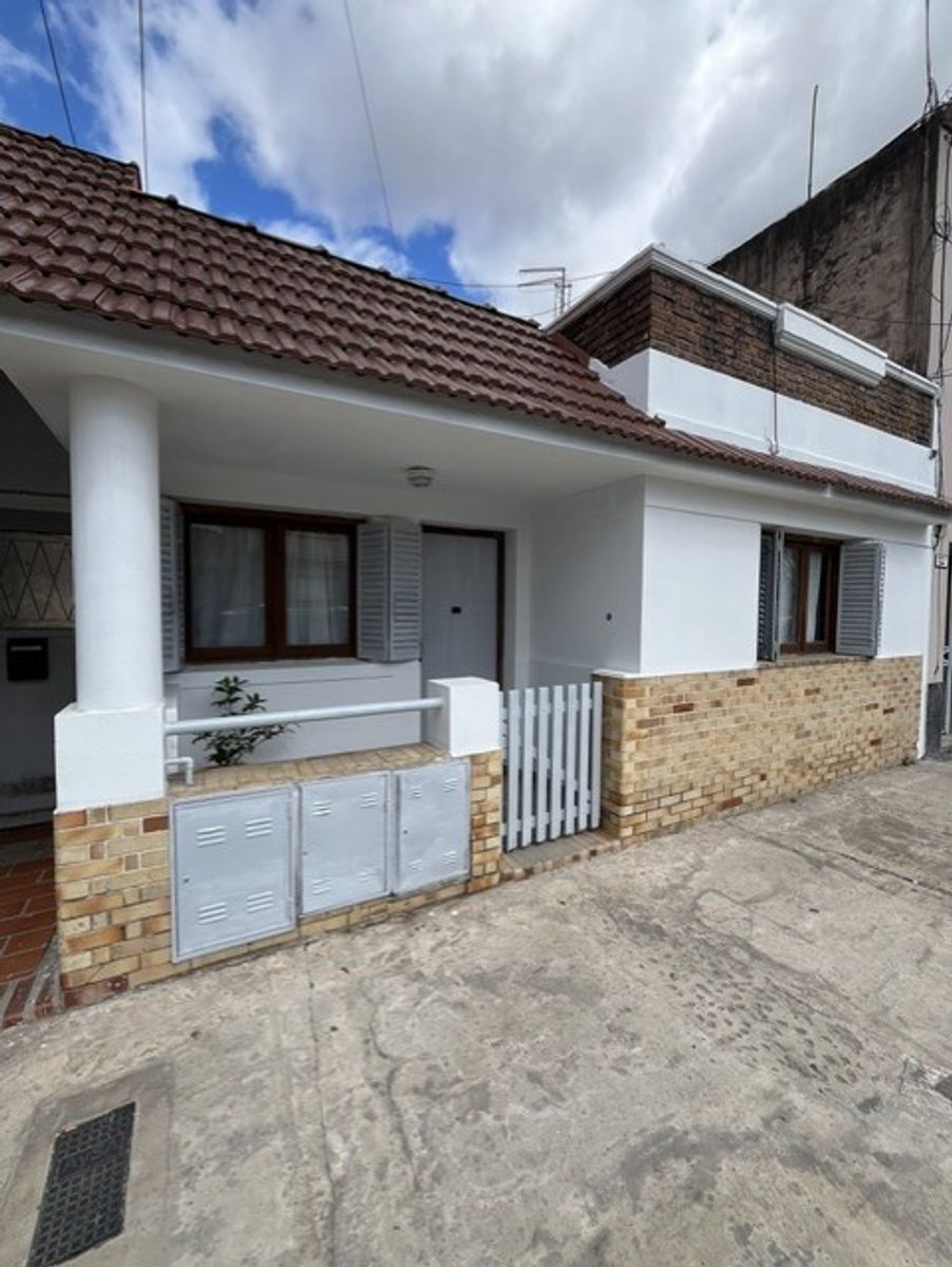 PH DE 3 AMBIENTES AMUEBLADO CON PEQUEÑO PATIO - SANTOS LUGARES