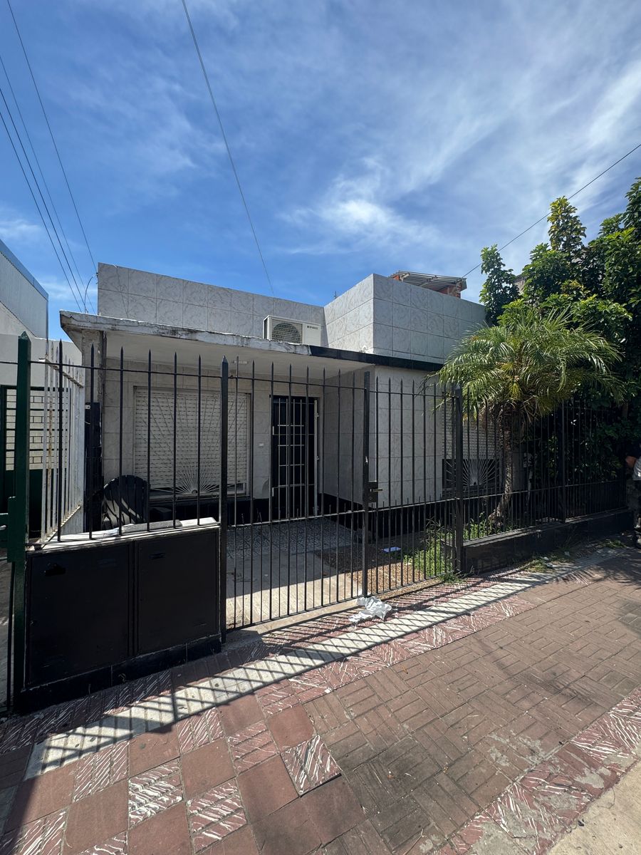 Alquiler Uso Profesional Casa de 3 Ambientes con Patio en Banfield.