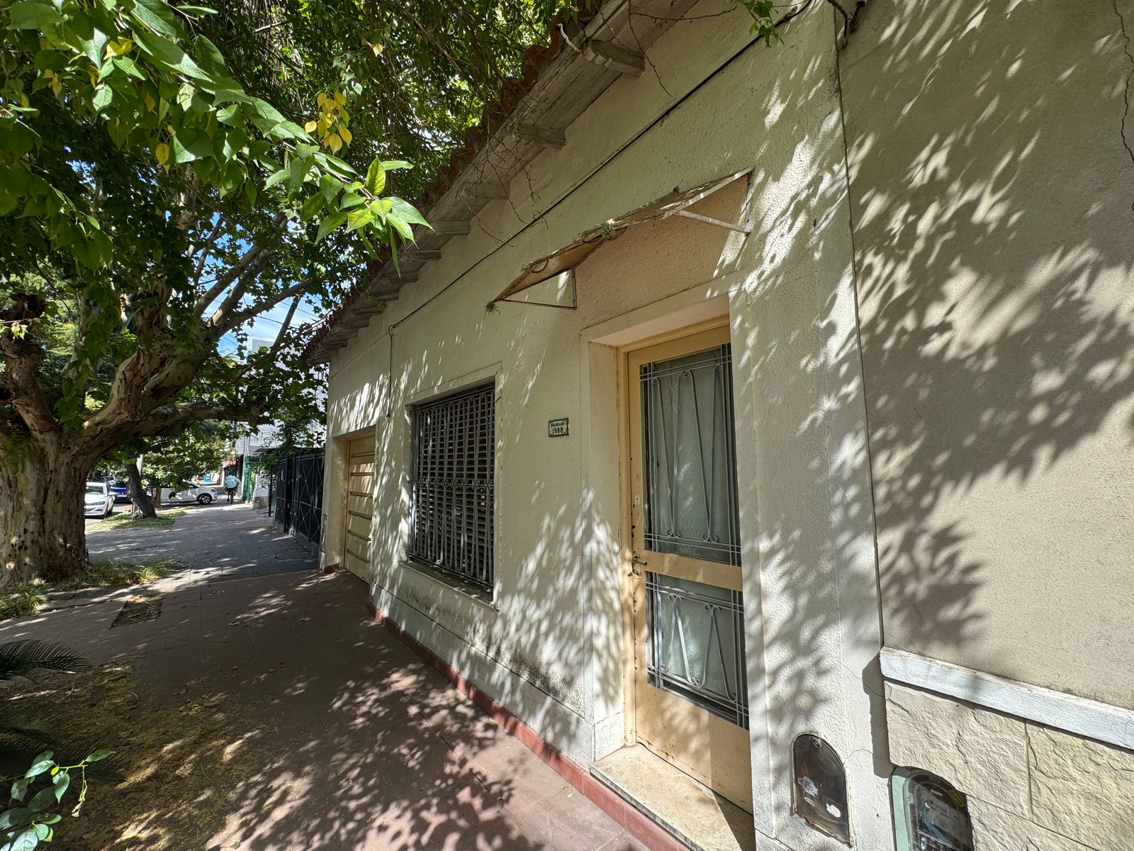 Casa de 3 ambientes y garaje en Banfield.