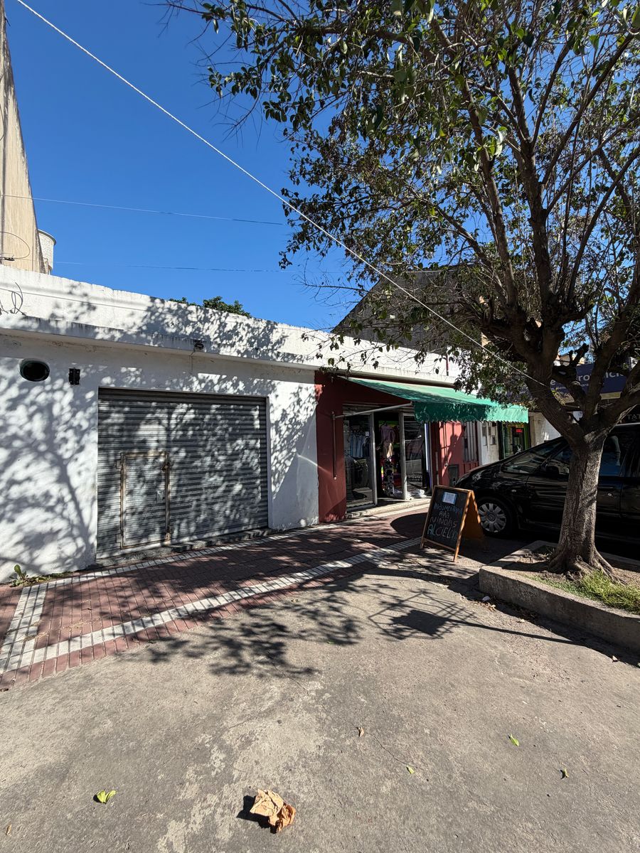 Casa con dos locales comerciales.