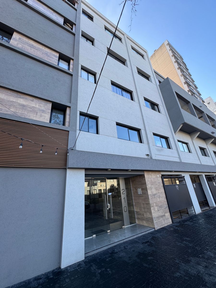 Departamento de 2 Ambientes con Terraza Propia en Banfield.