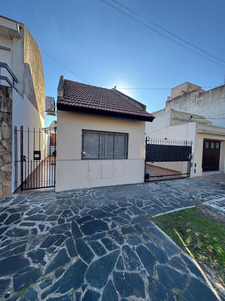 Alquiler de Casa 4 Ambientes en Banfield.