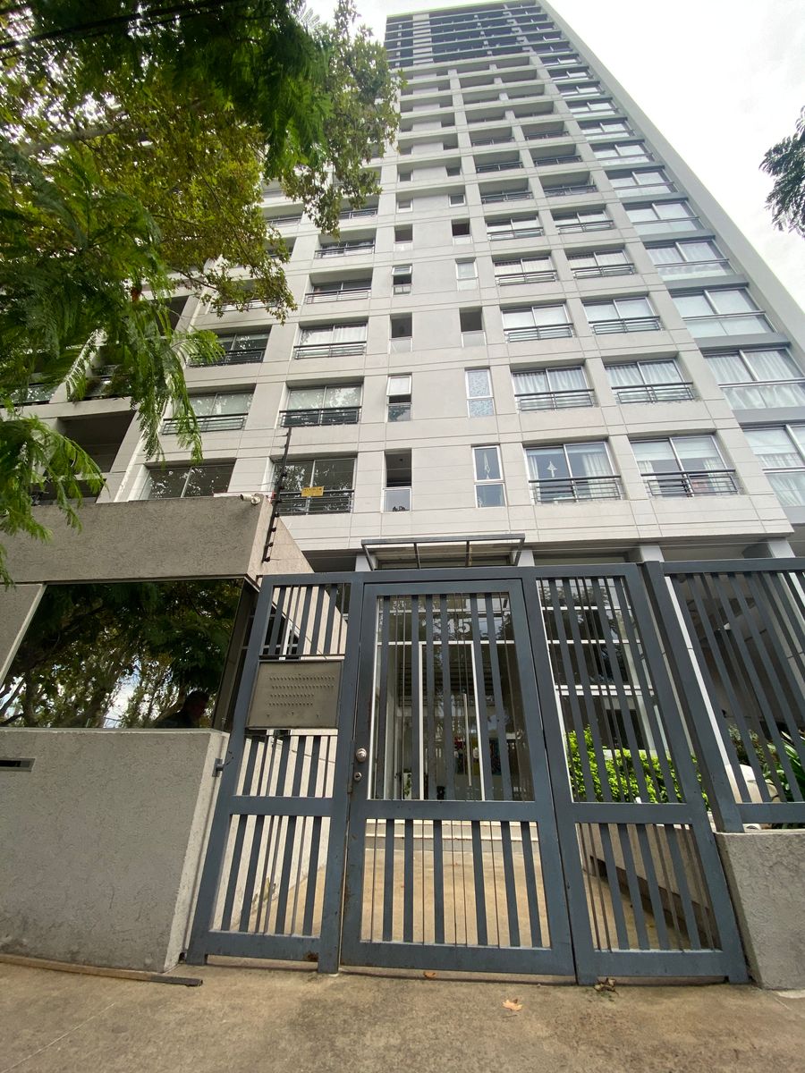 Departamento de 3 Ambientes, con Cochera y Baulera en Banfield.