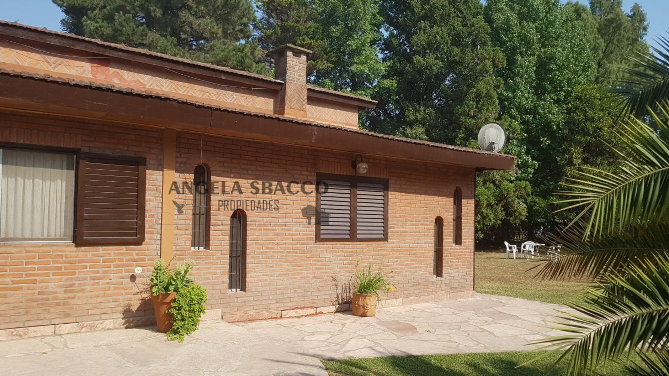 ANGELA SBACCO PROPIEDADES VENDE EXCELENTE QUINTA, BARRIO LOS ROBLES