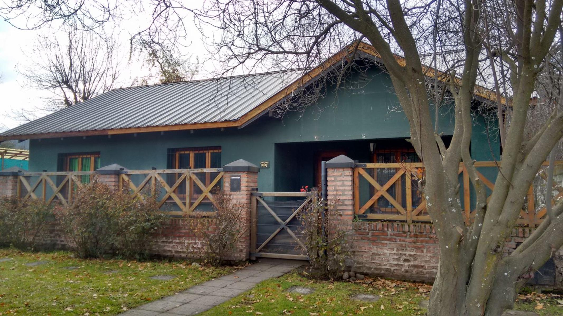 Venta de Casa en pleno centro de El Bolsón. Todos lo servicios con excelente ubicación. 