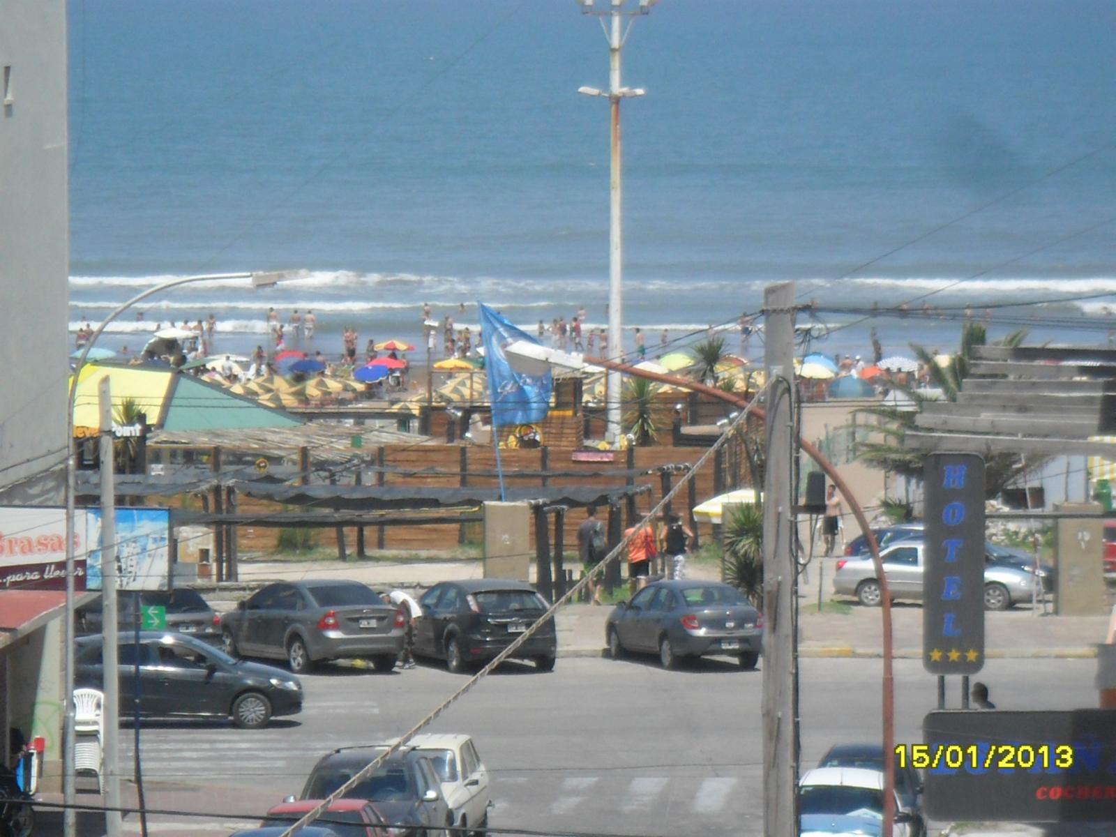 Departamento al frente con balcón  a una cuadra del mar