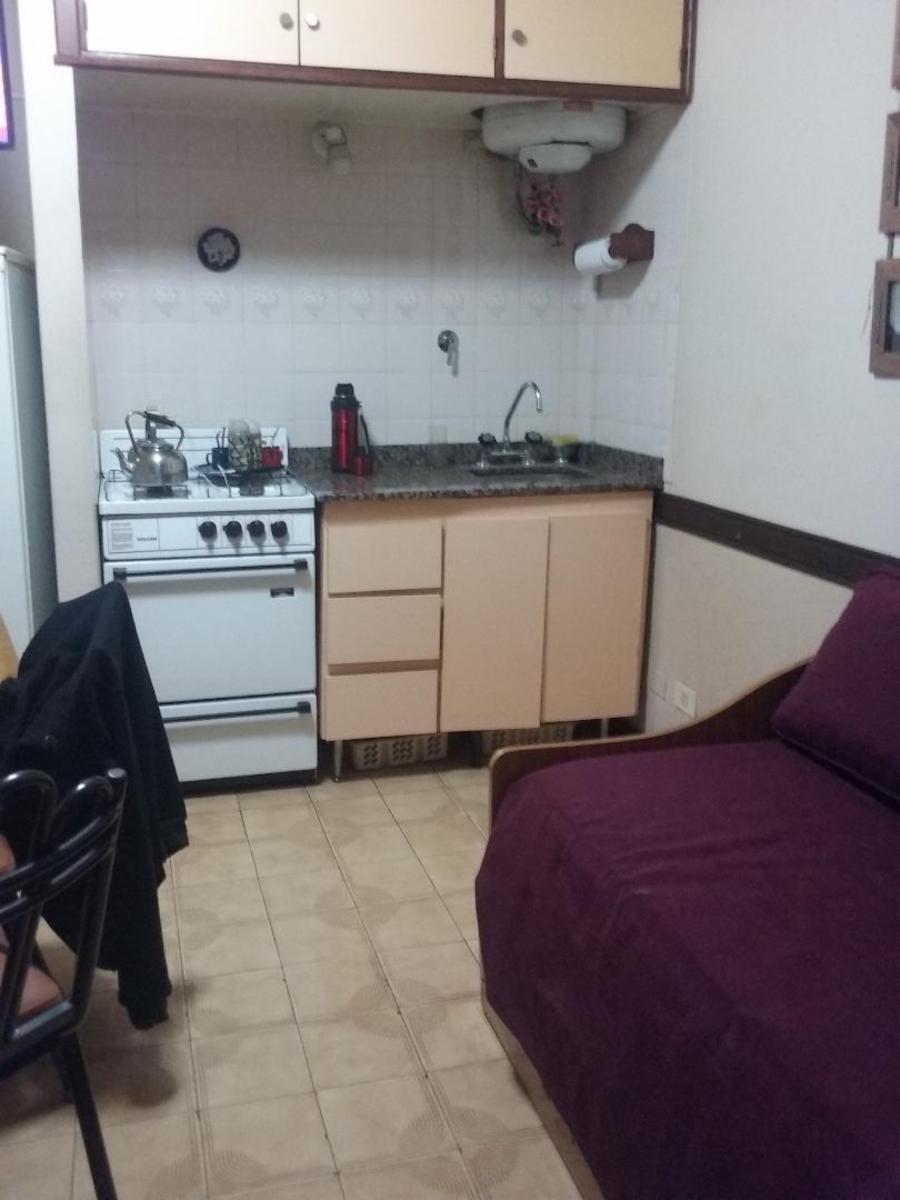 Departamento dos ambientes al frente se escuchan ofertas