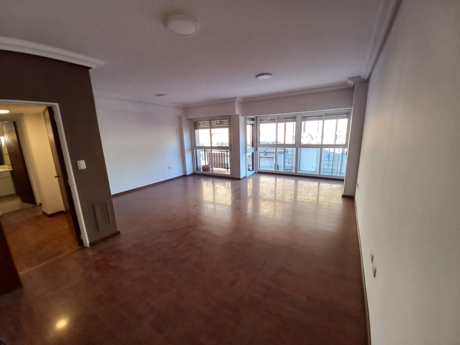 Semipiso de 3 dormitorios a metros de la plaza Rivadavia