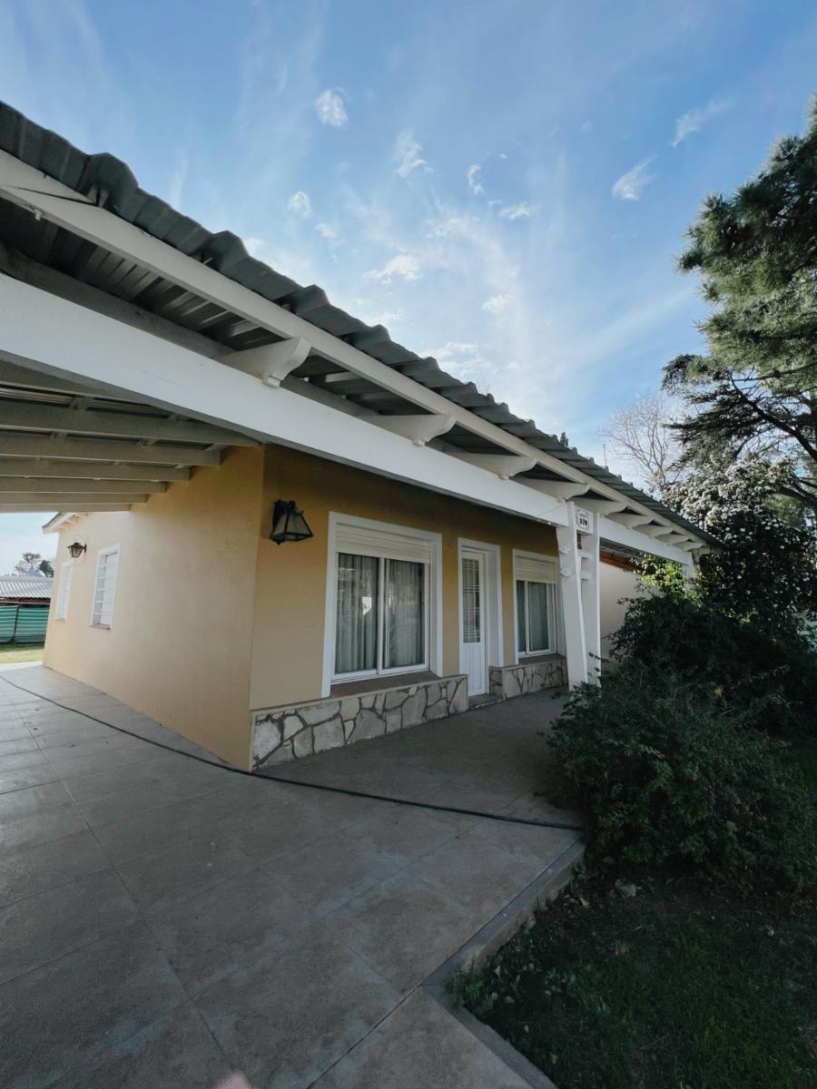 Casa 2D , 1B garage y quincho.