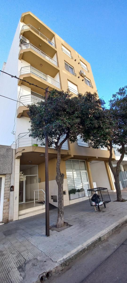 Departamento 2D , balcón y cochera.