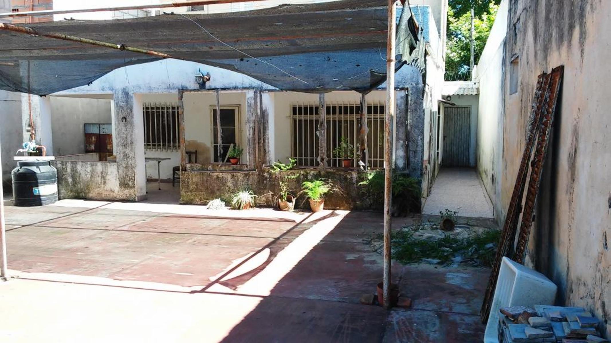 CASA EN GDRO. BAIGORRIA CON GRAN TERRENO (A MODERNIZAR)