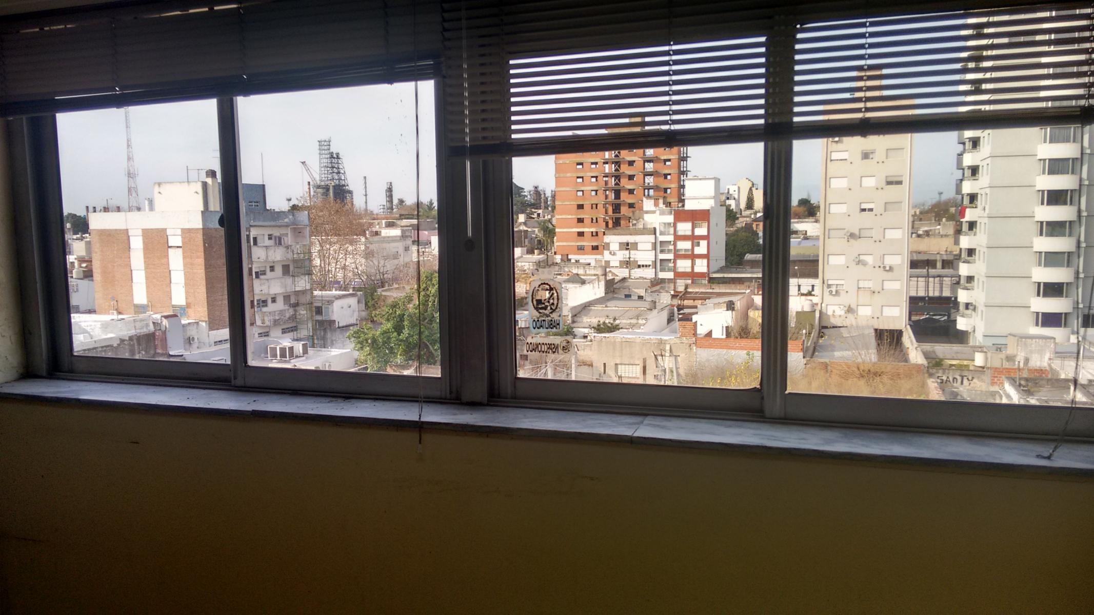 Campana - Oficina en excelente ubicación. En el corazón del centro. Cerca de bancos y comercios. 5to piso al frente. Muy Luminosa