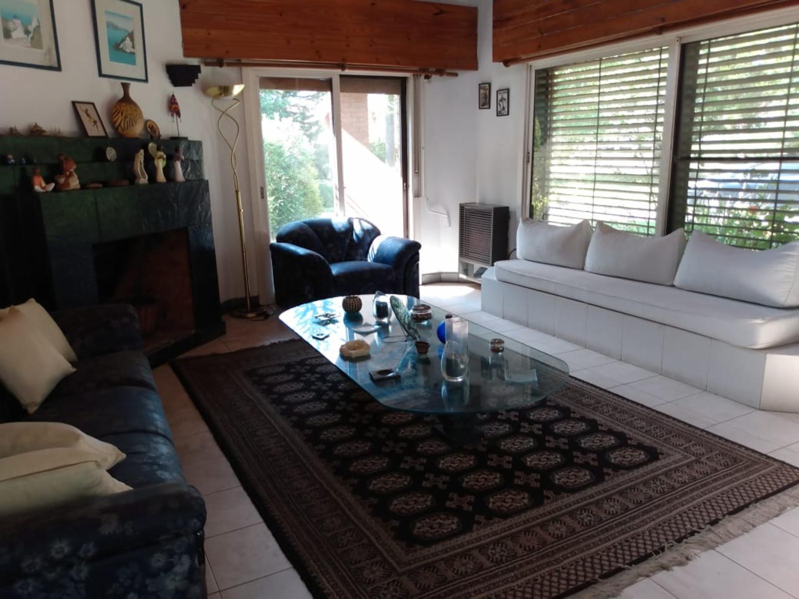 Hermosa casa de 2 dormitorios rodeada de parque. Club Náutico Escobar, múltiples actividades deportivas.